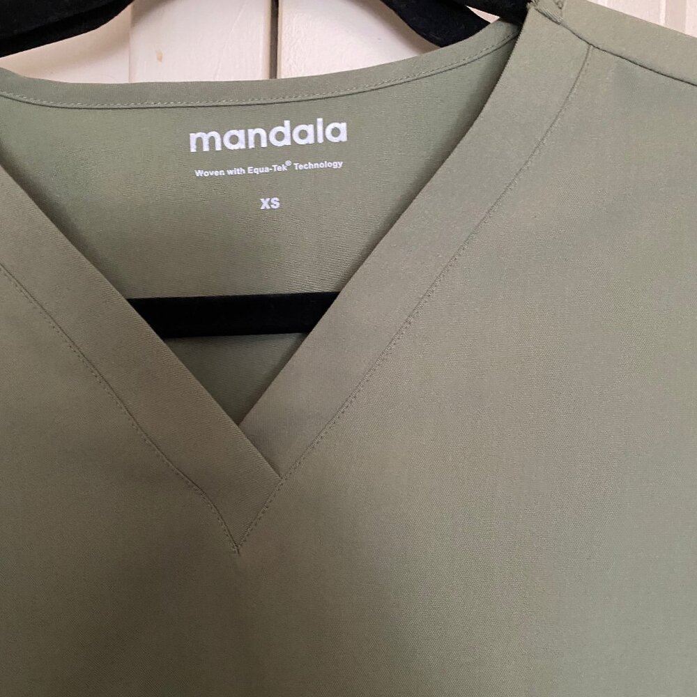 Long sleeve Mandala scrub top in Moss Green size extra small